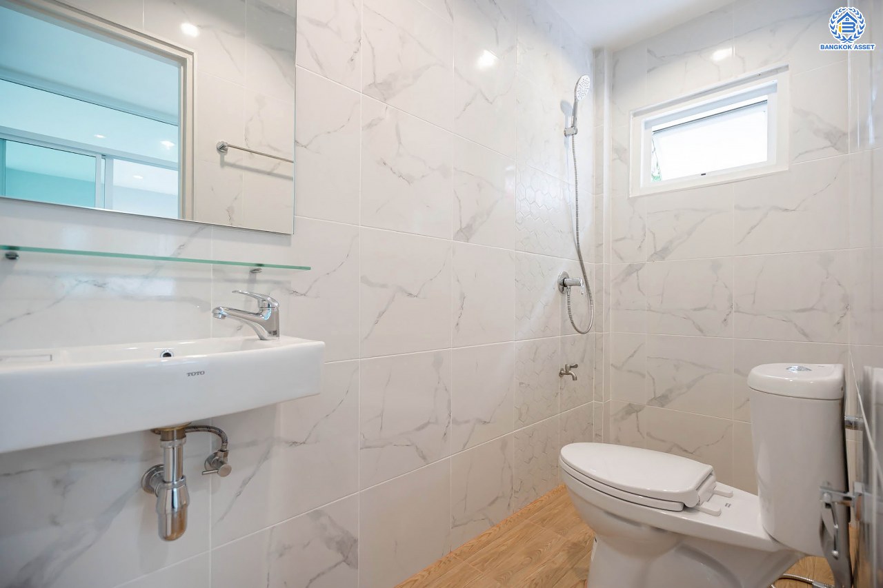 บ้านมือสองตกแต่งใหม่ โครงการ ซื่อตรง รัตนาธิเบศร์ หน้าโครงการติดรถไฟฟ้า "สถานีไทรม้า" เนื้อที่ 40 ตร.ว. ฟังก์ชัน 3 ห้องนอน 3 ห้องน้ำ 1 ที่จอดรถ เชื่อมต่อได้หลายเส้นทาง ใกล้เซ็นทรัลรัตนาธิเบศร์ และทางด่วน "งามวงศ์วาน"